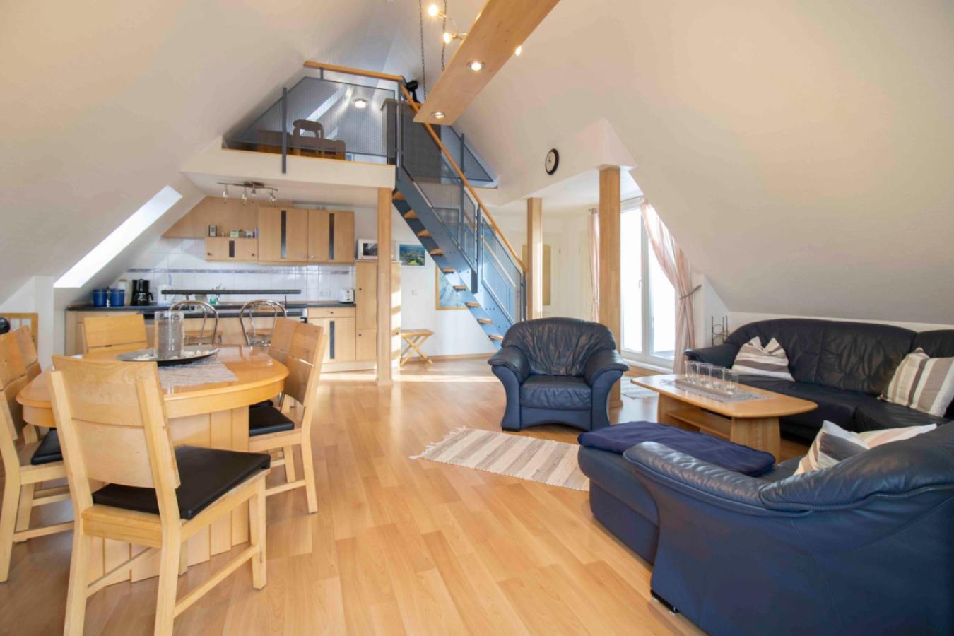 Blick in den Wohnbereich mit Empore