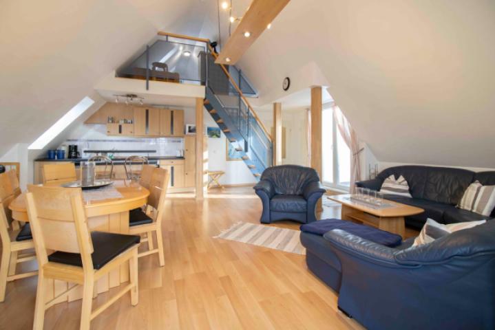 Blick in den Wohnbereich mit Empore