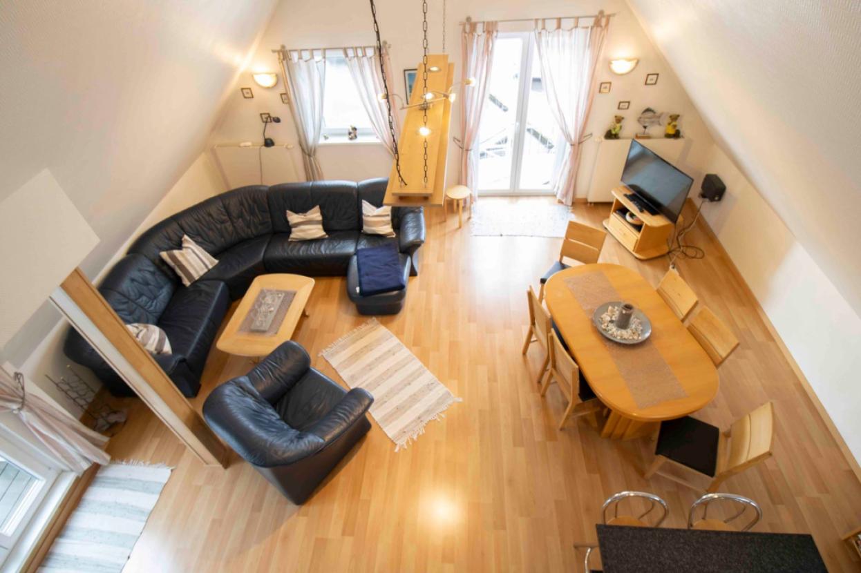 Blick von der Empore auf Wohnbereich