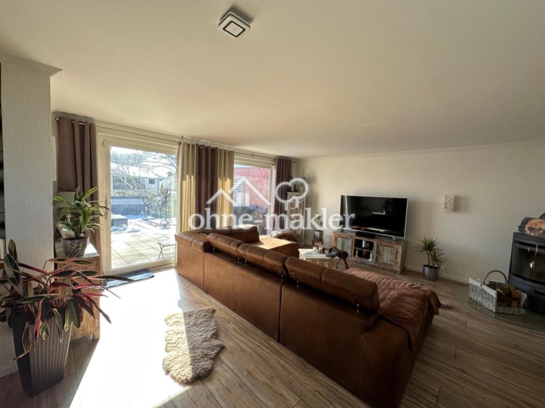 Wohnbereich mit großem Fenster