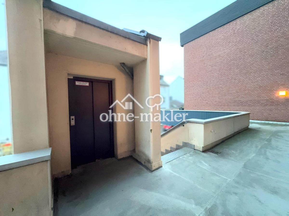 Aufzug / Außentreppe