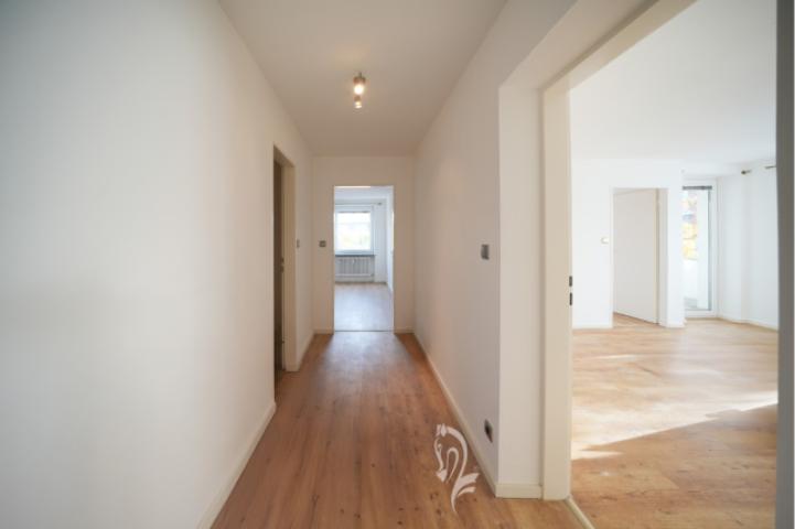 Flur mit Blick in das Wohnzimmer und Kinderzimmer