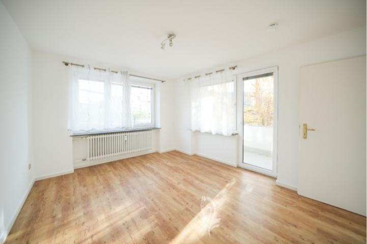 Schlafzimmer mit Zugang zum Balkon