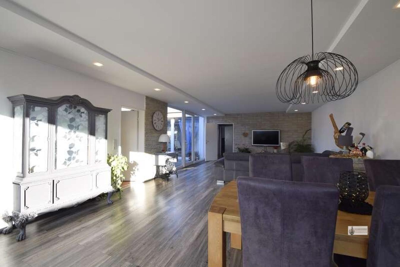 9 Wohnzimmer mit Essbereich und Sofaecke