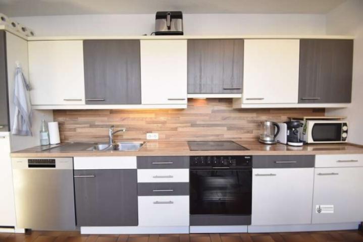 11 Einbauküche mit elektrischen Geräten