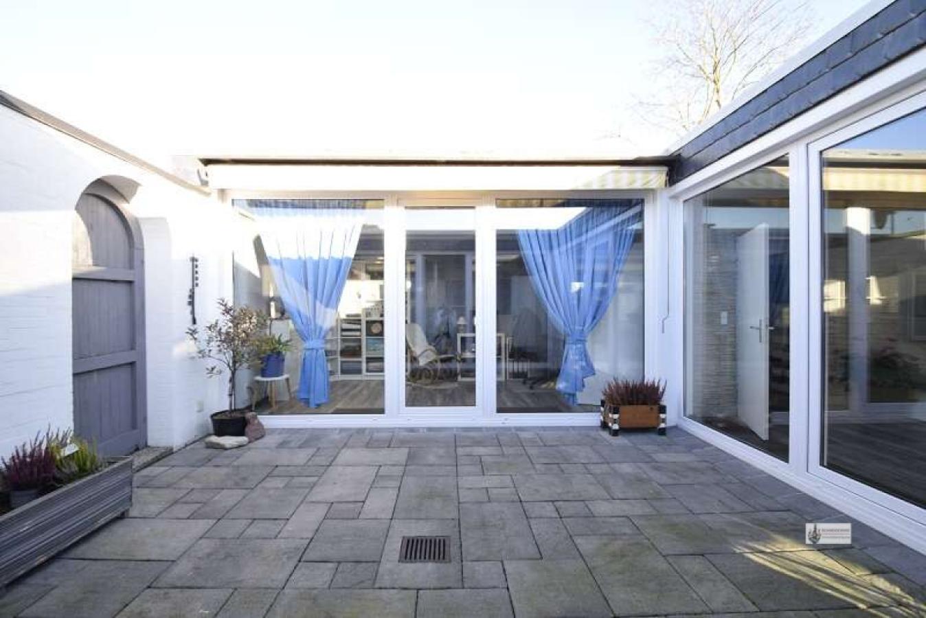 12 Atrium mit Markise