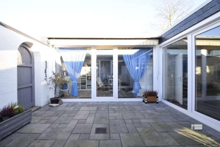 12 Atrium mit Markise