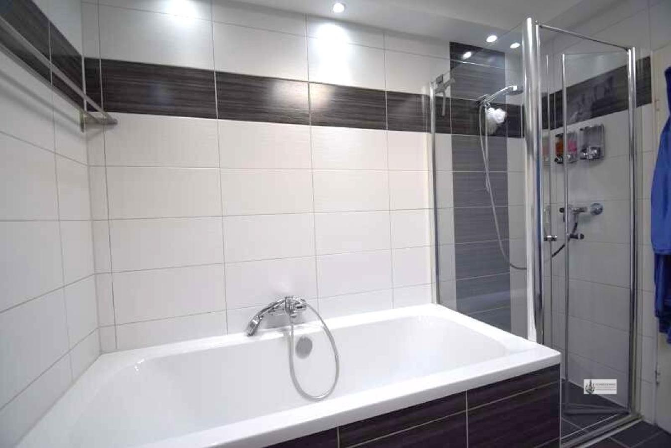 17 Badewanne + Dusche