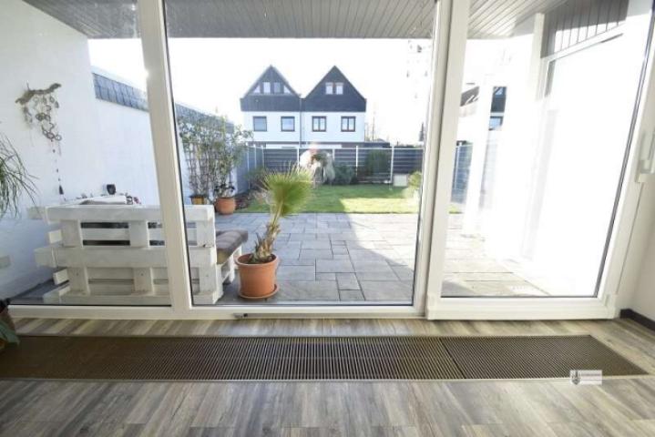 21 Panoramascheibe mit Konvektorenheizkörper