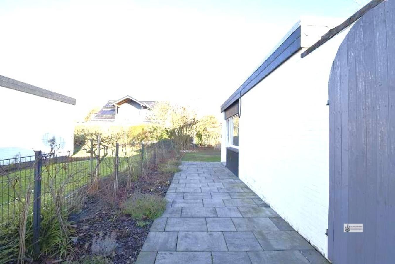 22 Gepflasterter Zugang zum hinteren Garten