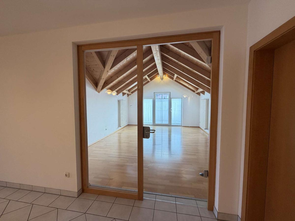 Große Glasfront ins Wohnzimmer