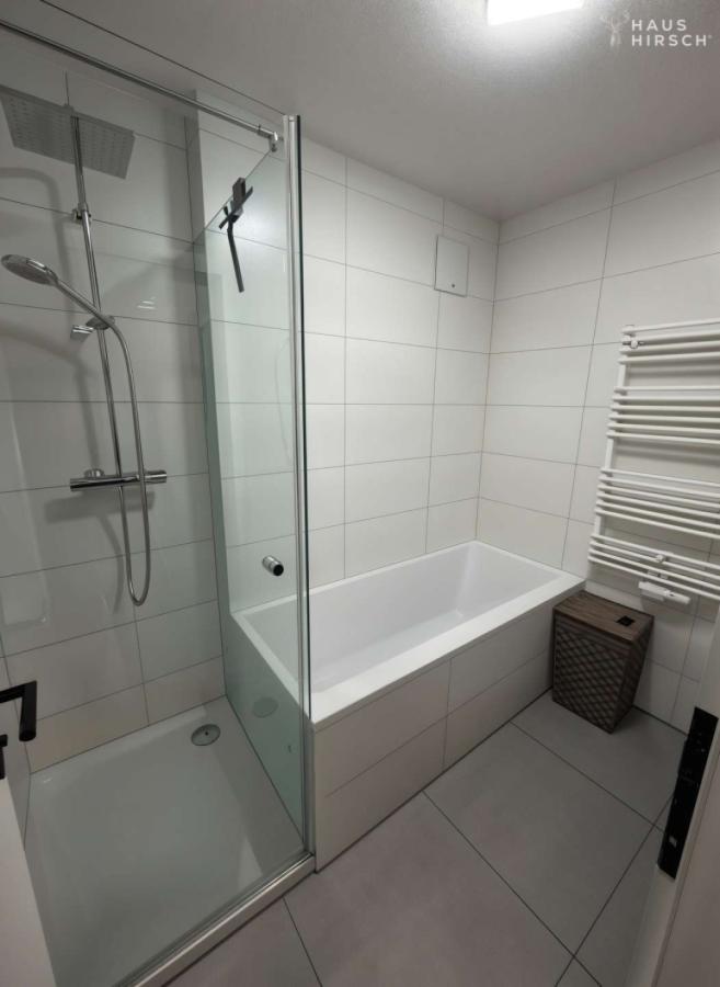 Bad mit Badewanne und Dusche