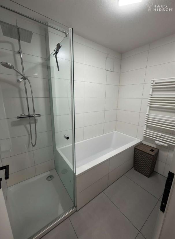 Bad mit Badewanne und Dusche