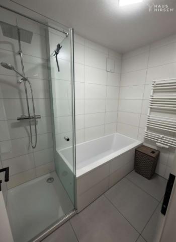 Bad mit Badewanne und Dusche