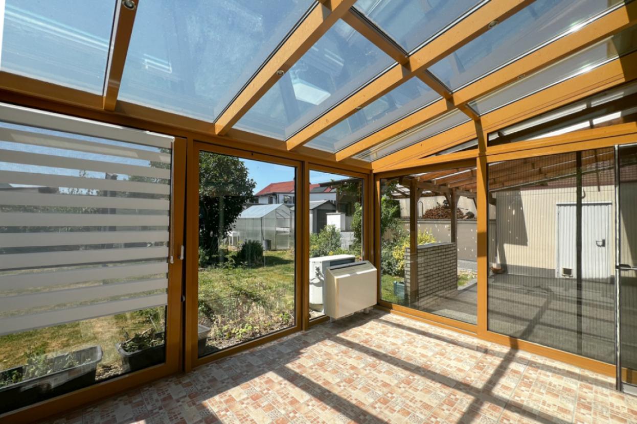 Wintergarten mit Blick in den Garten