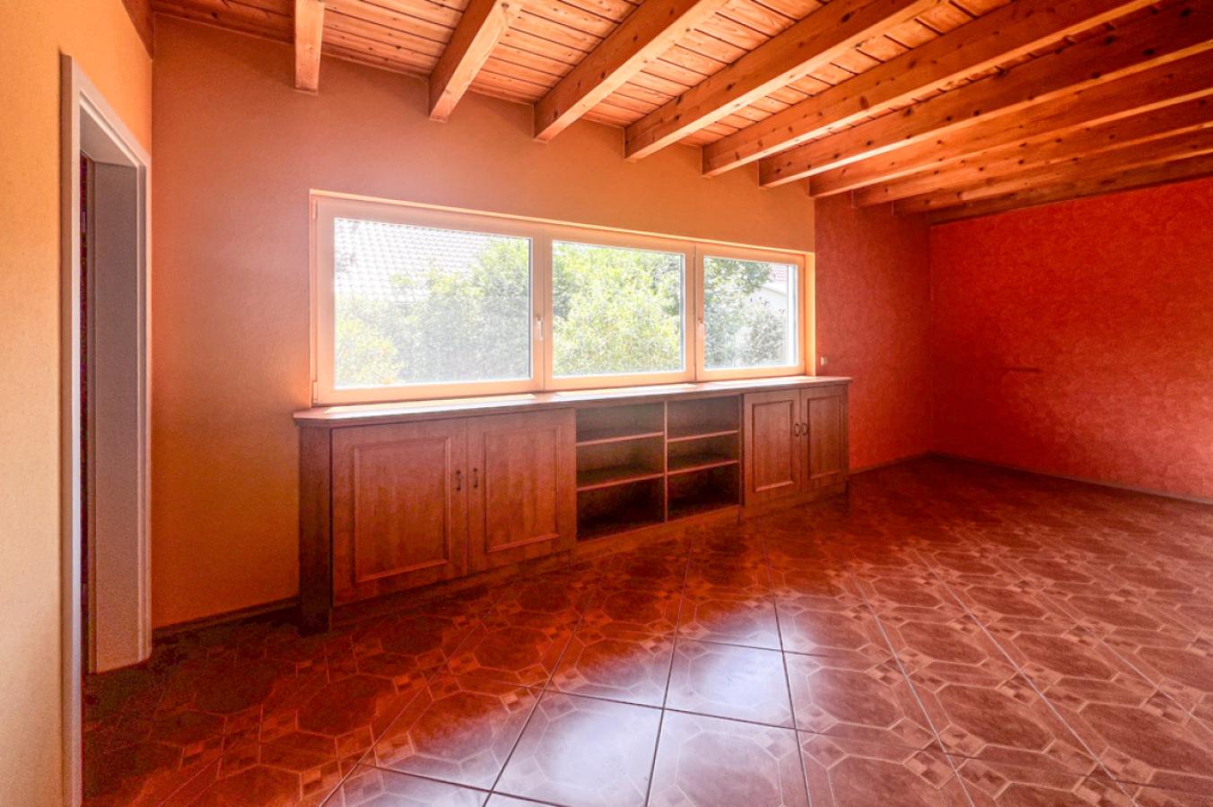 Wohnzimmerfenster mit Einbauschrank