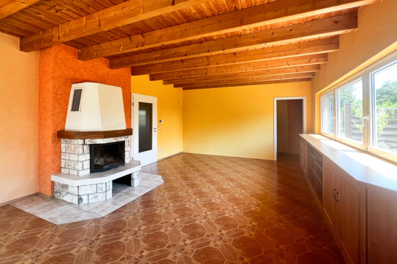 Wohnzimmer mit Holzdecke