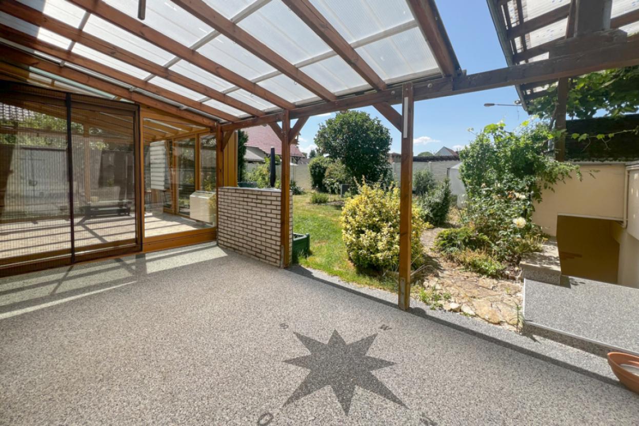 Terrasse neben dem Wintergarten