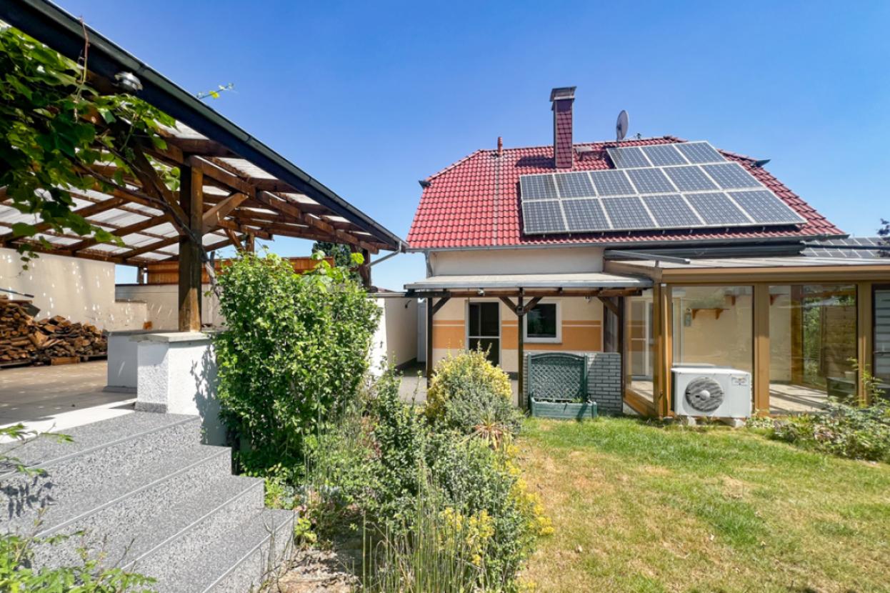 Überdachte Terrasse und Wohnhaus