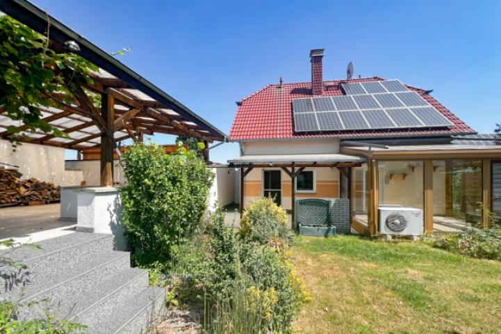 Überdachte Terrasse und Wohnhaus