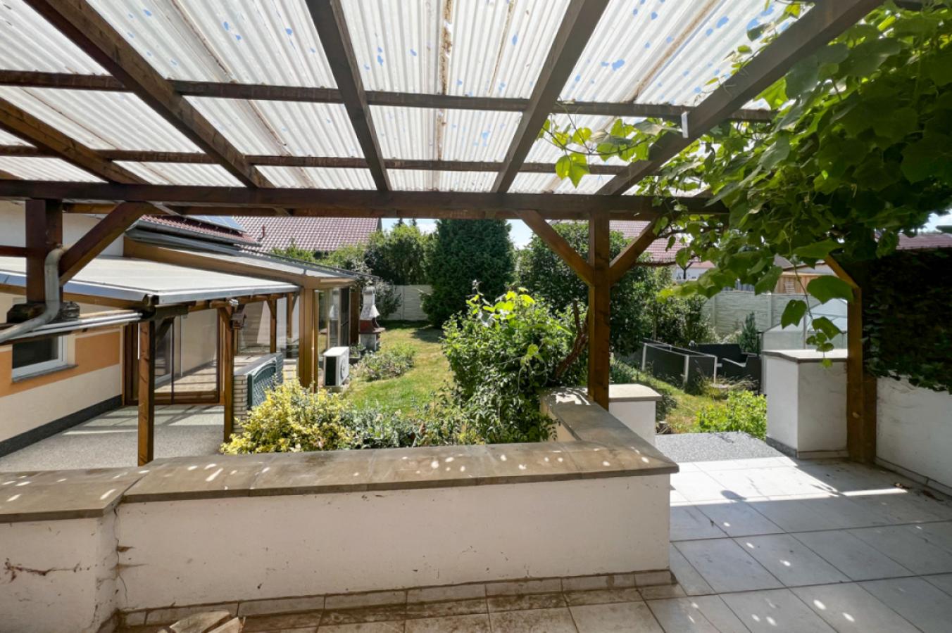 Blick von der Terrasse in den Garten