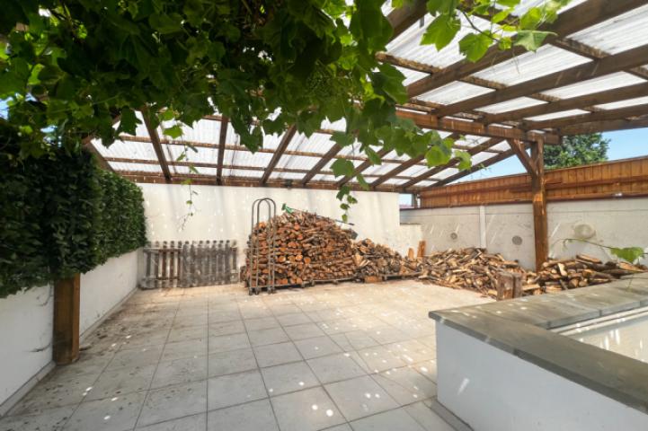 Große überdachte Terrasse