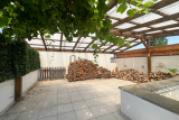 Große überdachte Terrasse