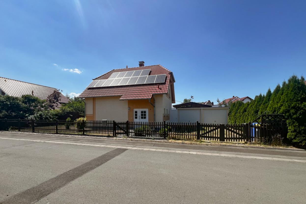 EFH mit 2 Garagen auf hübschen Grundstück