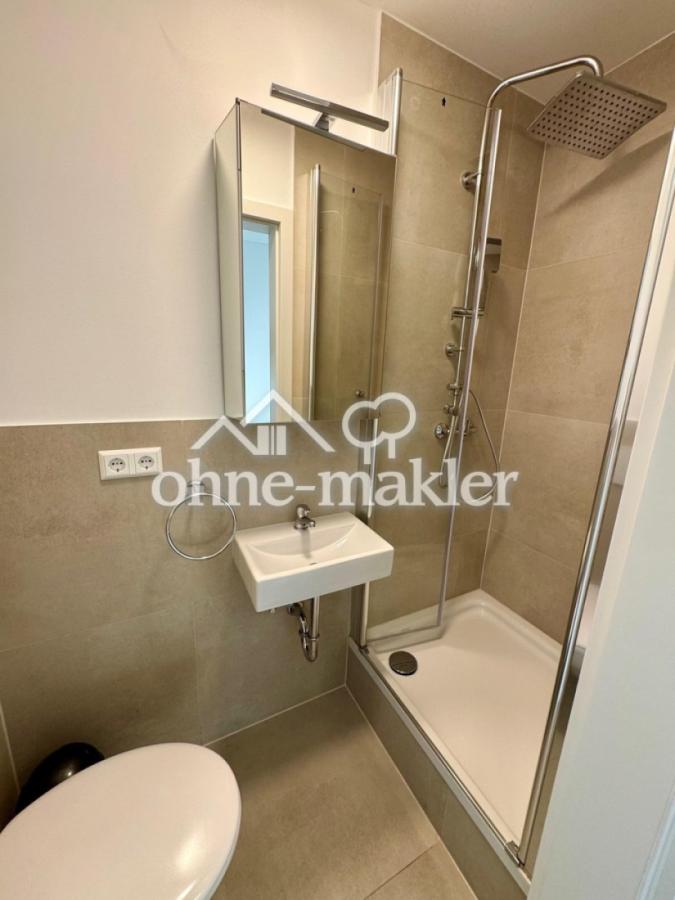 Dusche Waschtisch mit Spiegel