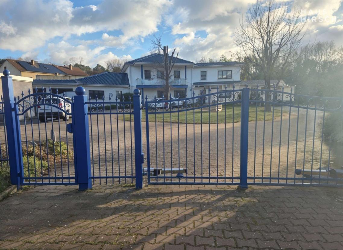 Eingangstor zum Grundstück