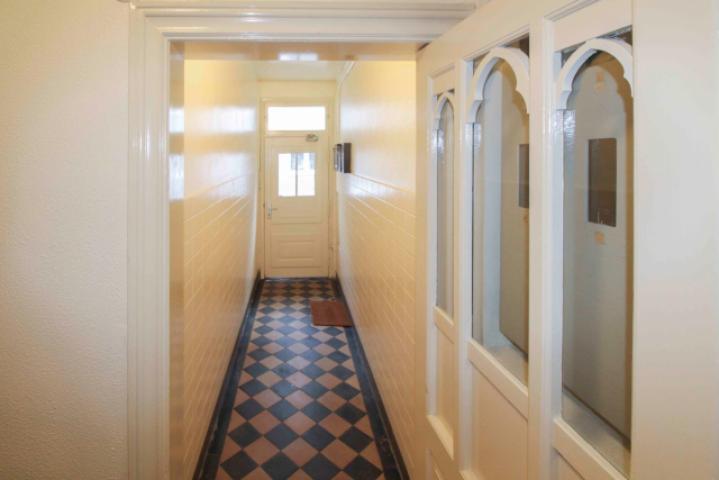 Eingangsbereich mit historischen Zementfliesen