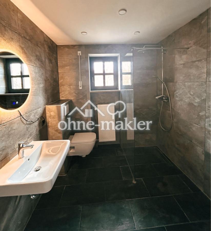 Badezimmer mit Dusch & WC