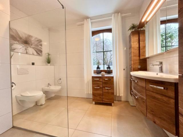 Bad mit Dusche - Erdgeschoss