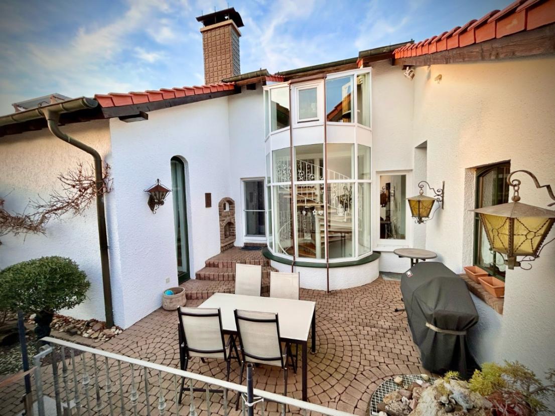 Innenhof mit Zugang zum Haus, Keller und zu den Garagen