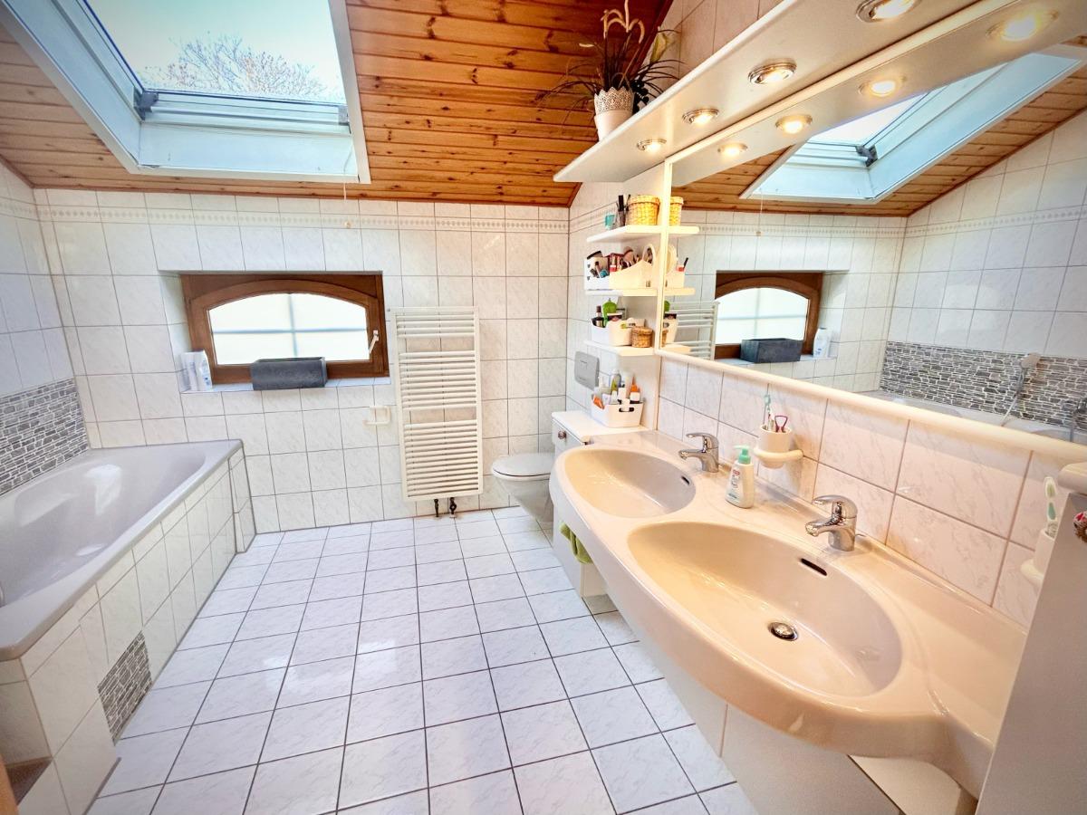 Bad mit Wanne und Dusche - Dachgeschoss