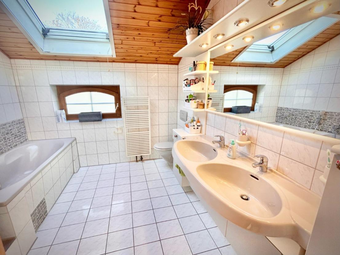 Bad mit Wanne und Dusche - Dachgeschoss