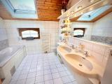 Bad mit Wanne und Dusche - Dachgeschoss