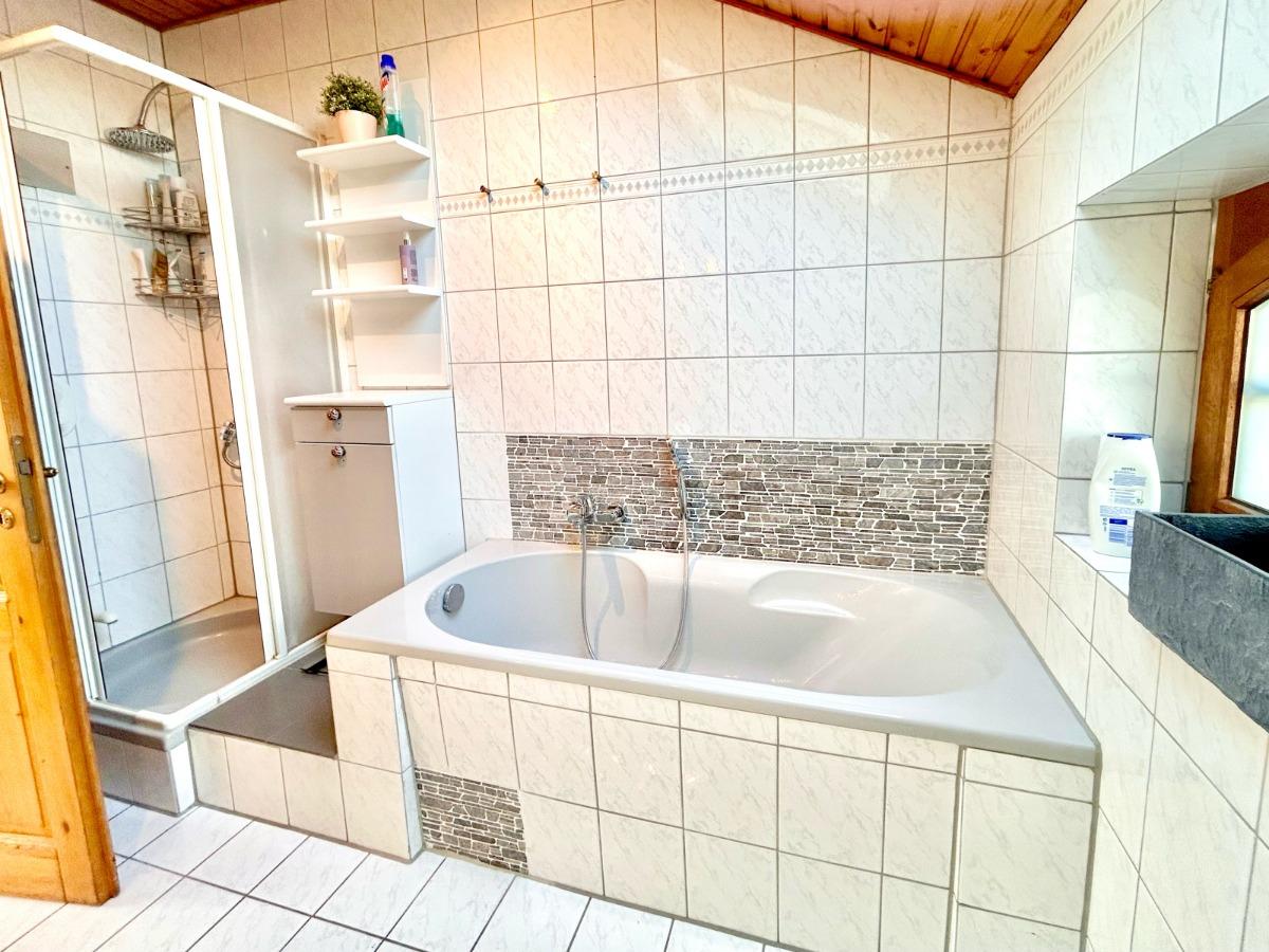Bad mit Wanne und Dusche - Dachgeschoss
