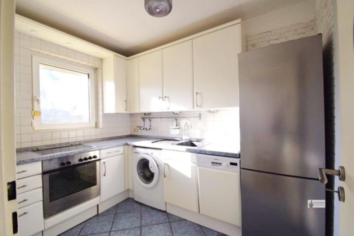 Einbauküche mit elektrischen Geräten