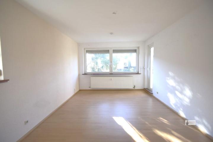 Wohnzimmer mit Balkonzugang