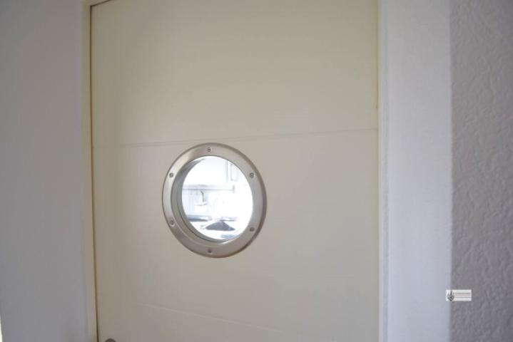 Maritimes Bullauge in der Küchentür