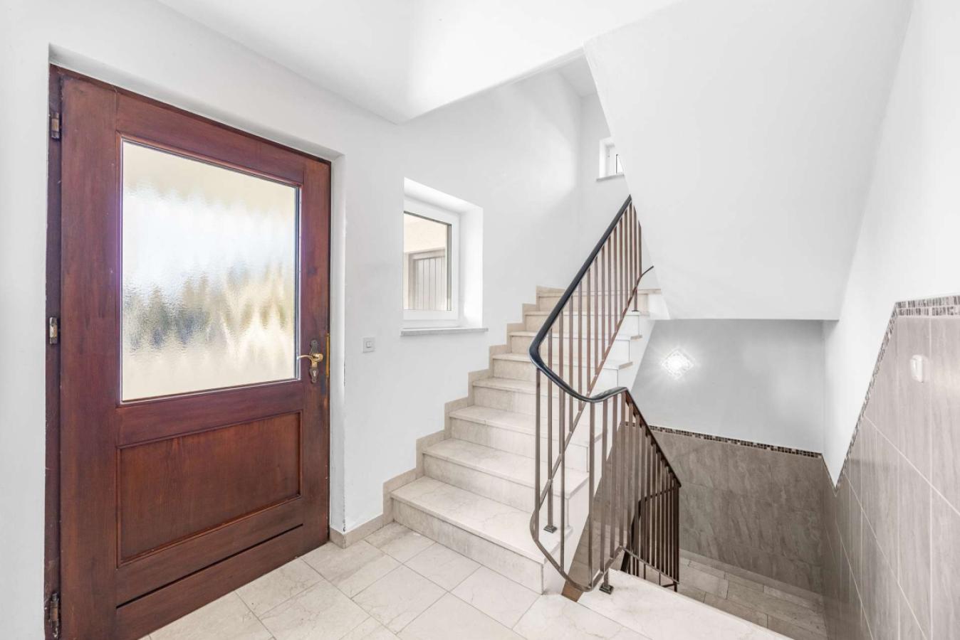 Eingang mit Treppenhaus