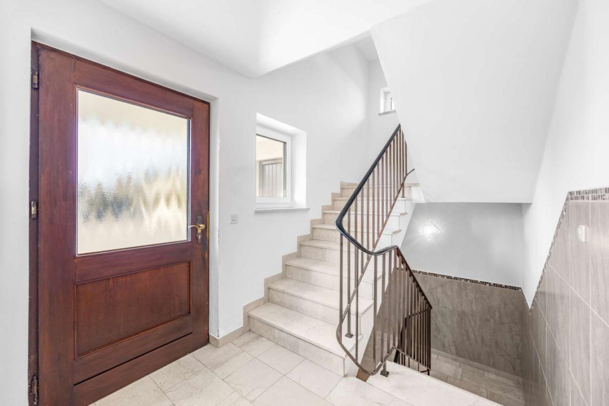 Eingang mit Treppenhaus