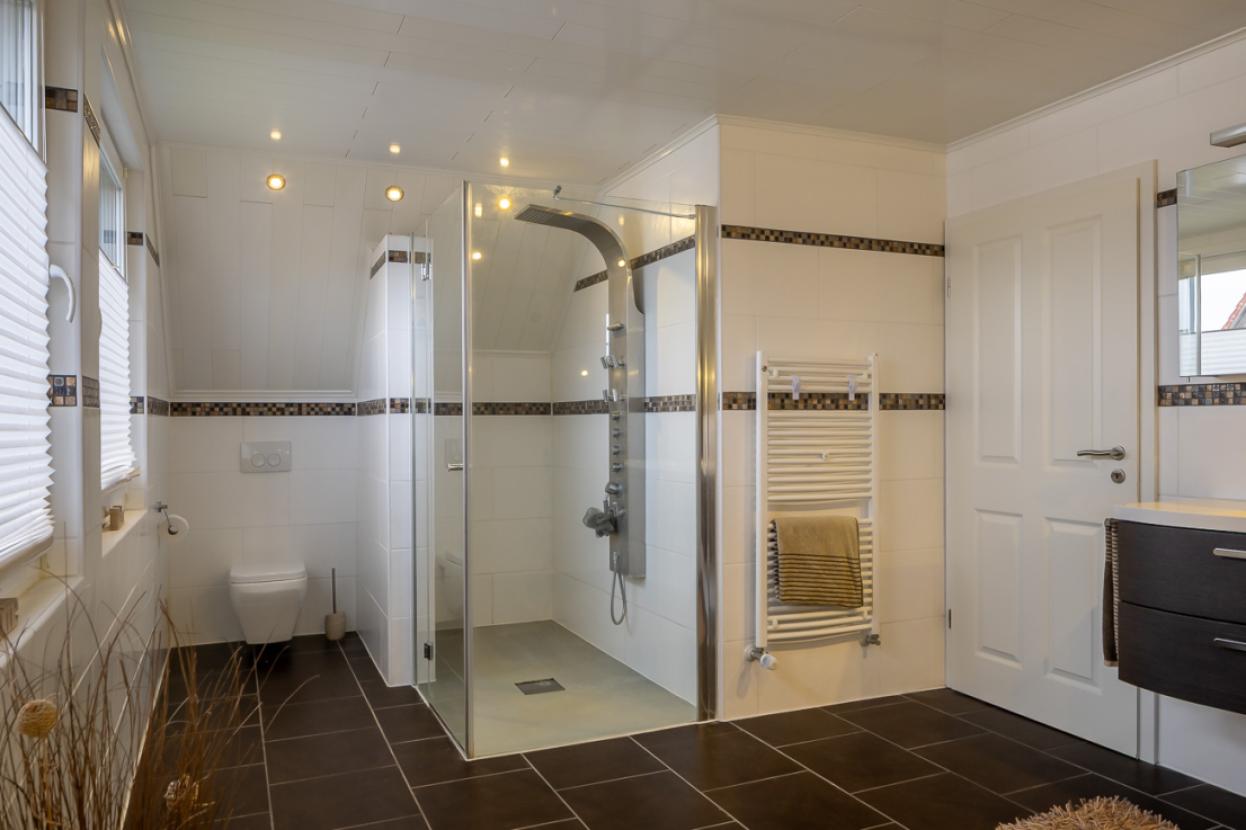 Das Bad mit der Dusche