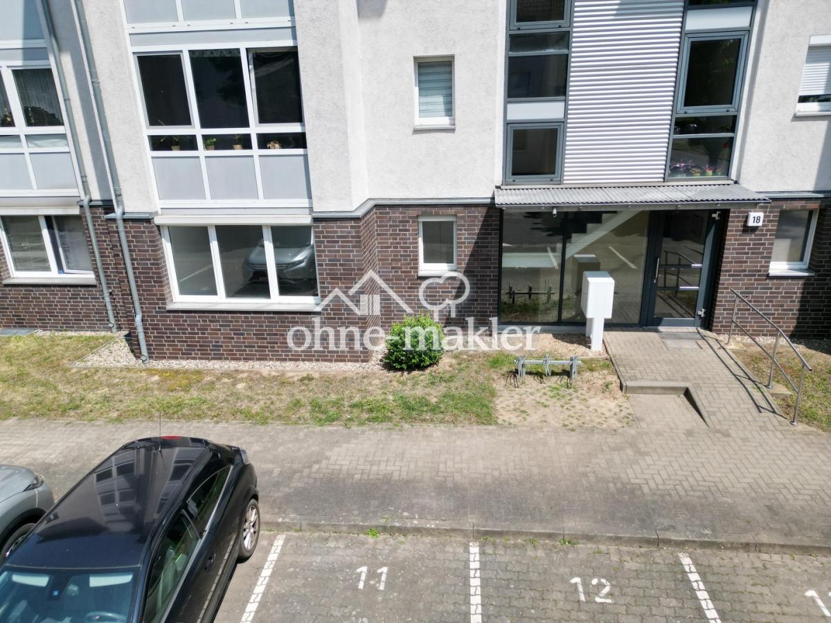 Hauseingang mit Stellplätzen