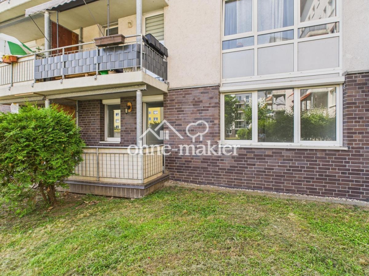 Terrasse und WZ-Fenster