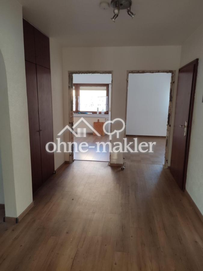 Flur, Blick  in 2 Zi, leer