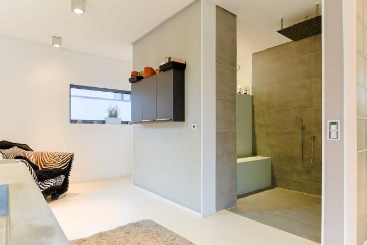 Duschbad mit Regendusche