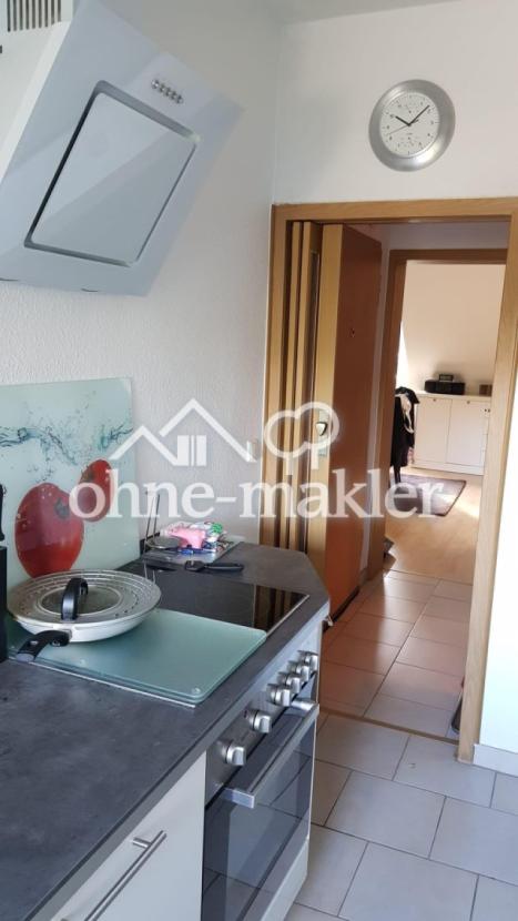 Küche mit Schiebetür zum Flur