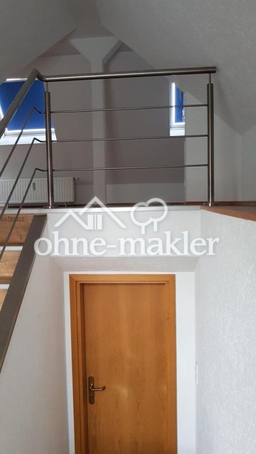 Eingangstür + Treppen-Aufgang